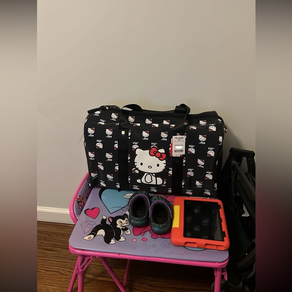 NEW HELLO KITTY DUFFLE BAG
